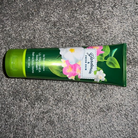 $6 Bath and Body Works Gardenia and Fresh Rain Body Cream. $6 if bundled - Picture 2 of 3